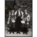 Nagyobb méret, Szendrő István fotóművészeti alkotása. fiatalok népviseletben, Galgamácsa, Pest megye, néprajz, helytörténet. 1930-as évek. Eredeti, pecséttel jelzett fotó, papírkép, Agfa Brovira papír