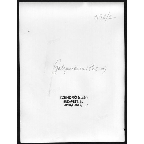 Nagyobb méret, Szendrő István fotóművészeti alkotása. fiatalok népviseletben, Galgamácsa, Pest megye, néprajz, helytörténet. 1930-as évek. Eredeti, pecséttel jelzett fotó, papírkép, Agfa Brovira papír