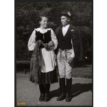Nagyobb méret, Szendrő István fotóművészeti alkotása. Csíkménaság, Hargita megye, Erdély, népviseletben,   1930-as évek. Eredeti, pecséttel jelzett fotó, papírkép, Agfa Brovira papíron. Dekorációnak, 