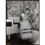 Nagyobb méret, Szendrő István fotóművészeti alkotása. Kalocsa, Bács-Kiskun megye, falfestés, népviselet, néprajz, helytörténet, 1930-as évek. Eredeti, pecséttel jelzett fotó, papírkép. Dekorációnak, a