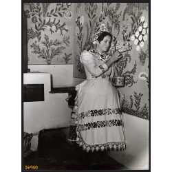   Nagyobb méret, Szendrő István fotóművészeti alkotása. Kalocsa, Bács-Kiskun megye, falfestés, népviselet, néprajz, helytörténet, 1930-as évek. Eredeti, pecséttel jelzett fotó, papírkép. Dekorációnak, a