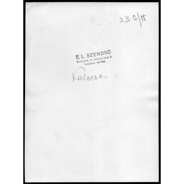 Nagyobb méret, Szendrő István fotóművészeti alkotása. Kalocsa, Bács-Kiskun megye, falfestés bögrével, néprajz, népviselet, 1930-as évek. Eredeti, pecséttel jelzett fotó, papírkép, Agfa Brovira papíron