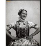 Nagyobb méret, Szendrő István fotóművészeti alkotása. Doroszló, Vajdaság, fiatal lány doroszlói népviseletben, néprajz, helytörténet, 1930-as évek. Eredeti, pecséttel jelzett fotó, papírkép, Agfa Brov