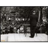 Nagyobb méret, Szendrő István fotóművészeti alkotása. Ünnepi beszéd Budapesten, a hallgatóságban olasz katonatiszt, 1930-as évek. Eredeti, pecséttel jelzett fotó, papírkép, Agfa Brovira papíron. Dekor