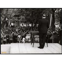   Nagyobb méret, Szendrő István fotóművészeti alkotása. Ünnepi beszéd Budapesten, a hallgatóságban olasz katonatiszt, 1930-as évek. Eredeti, pecséttel jelzett fotó, papírkép, Agfa Brovira papíron. Dekor