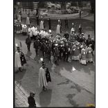 Nagyobb méret, Szendrő István fotóművészeti alkotása. Budapest, Budai vár, Szent Jobb körmenet, politikusok, egyházi és főúri méltóságok,  alabárdos koronaőrök egyenruhában, 1930-as évek. Eredeti, pec