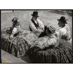   Nagyobb méret, Szendrő István fotóművészeti alkotása. Fiatalok doroszlói (Vajdaság) népviseletben, néprajz, helytörténet, 1930-as évek. Eredeti, pecséttel jelzett fotó, papírkép, Agfa Brovira papíron.