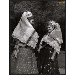   Nagyobb méret, Szendrő István fotóművészeti alkotása. Asszonyok somogyudvarhelyi népviseletben, néprajz, helytörtlnet, Somogy megye, 1930-as évek. Eredeti, pecséttel jelzett fotó, papírkép, Agfa Brovi