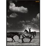 Nagyobb méret, Szendrő István fotóművészeti alkotása. Hortobágyi csikós lovakkal népviseletben, néprajz, helytörténet, 1930-as évek. Eredeti, pecséttel jelzett fotó, papírkép. Dekorációnak, ajándéknak