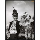 Nagyobb méret, Szendrő István fotóművészeti alkotása. Fiatal pár népviseletben, Mezőkövesd, Borsod-Abaúj-Zemplén megye, palóc, néprajz, helytörténet, 1930-as évek. Eredeti, pecséttel jelzett fotó, pap