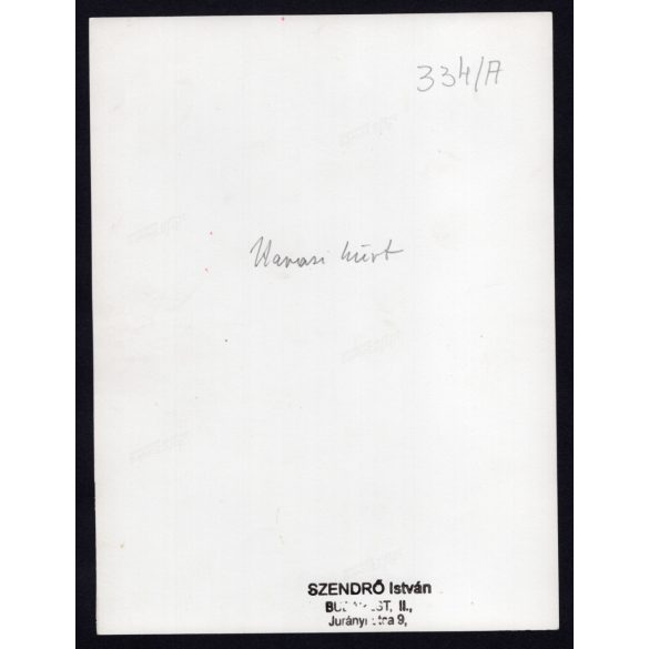 Nagyobb méret, Szendrő István fotóművészeti alkotása. Férfi havasi kürttel, csángó (Erdély) népviseletben, néprajz, helytörténet, 1930-as évek. Eredeti, pecséttel jelzett fotó, papírkép, Agfa Brovira 