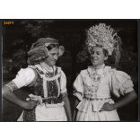 Nagyobb méret, Szendrő István fotóművészeti alkotása. Matyók tardi (Borsod-Abaúj-Zemplén  megye) népviseletben, néprajz, helytörténet, 1930-as évek. Eredeti, pecséttel jelzett fotó, papírkép, Agfa Bro