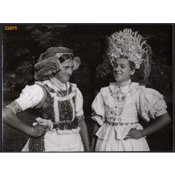   Nagyobb méret, Szendrő István fotóművészeti alkotása. Matyók tardi (Borsod-Abaúj-Zemplén  megye) népviseletben, néprajz, helytörténet, 1930-as évek. Eredeti, pecséttel jelzett fotó, papírkép, Agfa Bro