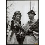 Nagyobb méret, Szendrő István fotóművészeti alkotása. Fiatal pár gyimesközéploki (Erdély, Székelyföld, Hargita megye), csángó népviseletben, néprajz, helytörténet, 1930-as évek. Eredeti, pecséttel jel