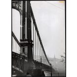 Nagyobb méret, Szendrő István fotóművészeti alkotása. Budapest, Erzsébet híd, Gellért-hegy, 1930-as évek. Eredeti, pecséttel jelzett fotó, papírkép. Dekorációnak, ajándéknak is kiváló. 