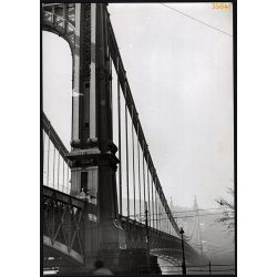   Nagyobb méret, Szendrő István fotóművészeti alkotása. Budapest, Erzsébet híd, Gellért-hegy, 1930-as évek. Eredeti, pecséttel jelzett fotó, papírkép. Dekorációnak, ajándéknak is kiváló. 