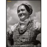 Nagyobb méret, Szendrő István fotóművészeti alkotása. Doroszló, Vajdaság, fiatalasszony népviseletben, néprajz, helytörténet, 1930-as évek. Eredeti, pecséttel jelzett fotó, papírkép, Agfa Brovira papí