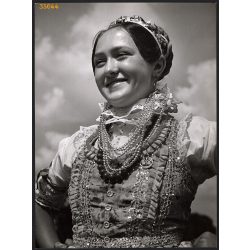  Nagyobb méret, Szendrő István fotóművészeti alkotása. Doroszló, Vajdaság, fiatalasszony népviseletben, néprajz, helytörténet, 1930-as évek. Eredeti, pecséttel jelzett fotó, papírkép, Agfa Brovira papí