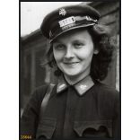 Nagyobb méret, Szendrő István fotóművészeti alkotása. Budapesti postáskisasszony, egyenruha, sapka, zsáner, foglalkozás, 1930-as évek. Eredeti, pecséttel jelzett fotó, papírkép, Agfa Brovira papíron. 