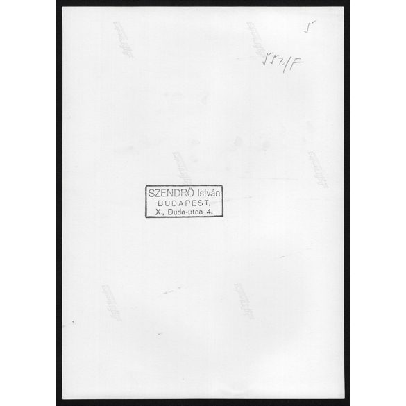 Nagyobb méret, Szendrő István fotóművészeti alkotása. Budapesti postáskisasszony, egyenruha, sapka, zsáner, foglalkozás, 1930-as évek. Eredeti, pecséttel jelzett fotó, papírkép, Agfa Brovira papíron. 