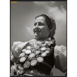 Nagyobb méret, Szendrő István fotóművészeti alkotása. Nagybaracska, Bács-Kiskun megye, hölgy népviseletben, néprajz, helytörténet, 1930-as évek. Eredeti, pecséttel jelzett fotó, papírkép, Agfa Brovira