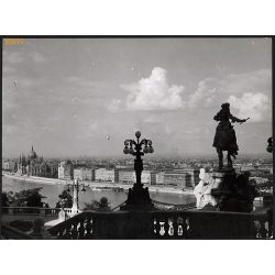   Nagyobb méret, Szendrő István fotóművészeti alkotása. Budapest, Budai vár, városkép, Országház, Savoyai Jenő szobor, 1930-as évek. Eredeti, pecséttel jelzett fotó, papírkép, Agfa Brovira papíron. Deko