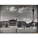 Nagyobb méret, Szendrő István fotóművészeti alkotása. Budapest, Hősök tere, Szépművészeti múzeum, 1930-as évek. Eredeti, pecséttel jelzett fotó, papírkép. Dekorációnak, ajándéknak is kiváló. 