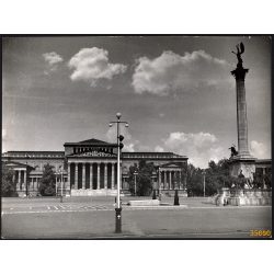  Nagyobb méret, Szendrő István fotóművészeti alkotása. Budapest, Hősök tere, Szépművészeti múzeum, 1930-as évek. Eredeti, pecséttel jelzett fotó, papírkép. Dekorációnak, ajándéknak is kiváló. 