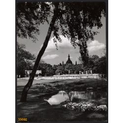   Nagyobb méret, Szendrő István fotóművészeti alkotása. Budapest, Városliget, 1930-as évek. Eredeti, pecséttel jelzett fotó, papírkép, Agfa Brovira papíron. Dekorációnak, ajándéknak is kiváló. 