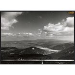 Nagyobb méret, Szendrő István fotóművészeti alkotása. dobogókői kilátás, Dunakanyar, felhők, tájkép, 1930-as évek. Eredeti, pecséttel jelzett fotó, papírkép, Agfa Brovira papíron. Dekorációnak, ajándé
