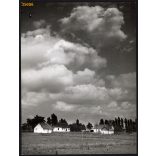 Nagyobb méret, Szendrő István fotóművészeti alkotása. Alföldi tanya felhőkkel, tájkép, 1930-as évek. Eredeti, pecséttel jelzett fotó, papírkép, Agfa Brovira papíron. Dekorációnak, ajándéknak is kiváló