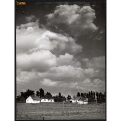   Nagyobb méret, Szendrő István fotóművészeti alkotása. Alföldi tanya felhőkkel, tájkép, 1930-as évek. Eredeti, pecséttel jelzett fotó, papírkép, Agfa Brovira papíron. Dekorációnak, ajándéknak is kiváló