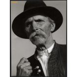 Nagyobb méret, Szendrő István fotóművészeti alkotása. Idős paraszt férfi népviseletben, kalap, mellény, bajusz, néprajz, portré, 1930-as évek. Eredeti, pecséttel jelzett fotó, papírkép, Agfa Brovira p