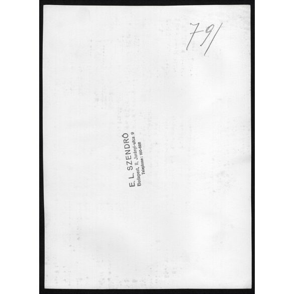 Nagyobb méret, Szendrő István fotóművészeti alkotása. Budapest, Városliget, műkorcsolyázó, téli sport, 1930-as évek. Eredeti, pecséttel jelzett fotó, papírkép. Dekorációnak, ajándéknak is kiváló.