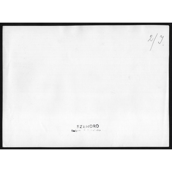 Nagyobb méret, Szendrő István fotóművészeti alkotása. Fiatal pár a kártyaasztalnál, esti fények, játék, zsáner, 1930-as évek. Eredeti, pecséttel jelzett fotó, papírkép. Dekorációnak, ajándéknak is kiv