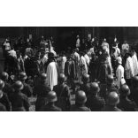 Nagyobb méret, Szendrő István fotóművészeti alkotása. Szent Jobb körmenet a budai Várban, Budapest, katonák, koronaőrök,1930-as évek. Eredeti, pecséttel jelzett fotó, papírkép. Dekorációnak, ajándékna