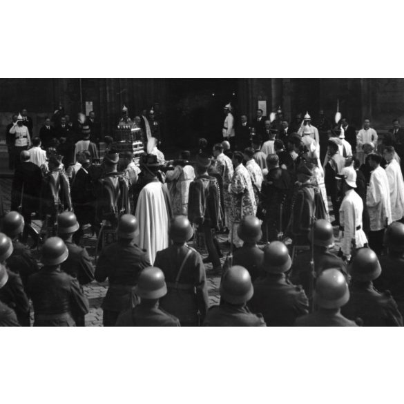 Nagyobb méret, Szendrő István fotóművészeti alkotása. Szent Jobb körmenet a budai Várban, Budapest, katonák, koronaőrök,1930-as évek. Eredeti, pecséttel jelzett fotó, papírkép. Dekorációnak, ajándékna