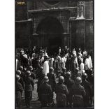 Nagyobb méret, Szendrő István fotóművészeti alkotása. Szent Jobb körmenet a budai Várban, Budapest, katonák, koronaőrök,1930-as évek. Eredeti, pecséttel jelzett fotó, papírkép. Dekorációnak, ajándékna