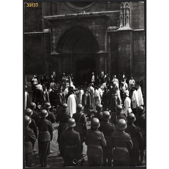 Nagyobb méret, Szendrő István fotóművészeti alkotása. Szent Jobb körmenet a budai Várban, Budapest, katonák, koronaőrök,1930-as évek. Eredeti, pecséttel jelzett fotó, papírkép. Dekorációnak, ajándékna