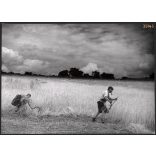 Nagyobb méret, Szendrő István fotóművészeti alkotása. Parasztok aratnak, marokszedő, kasza, foglalkozás, mezőgazdaság, néprajz, zsáner, 1930-as évek. Eredeti, pecséttel jelzett fotó, papírkép, Agfa Br