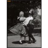 Nagyobb méret, Szendrő István fotóművészeti alkotása. Gyerekek gombosi népviseletben, Gombos, Vajdaság Gyöngyösbokréta mozgalom, néprajz, helytörténet, tánc, művészet, 1930-as évek. Eredeti, pecséttel