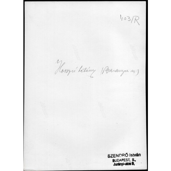 Nagyobb méret, Szendrő István fotóművészeti alkotása. Fiatal nő hosszúhetényi népviseletben, Hosszúhetény, Baranya megye, keszkenő, korsó, Gyöngyösbokréta mozgalom, néprajz, helytörténet 1930-as évek.