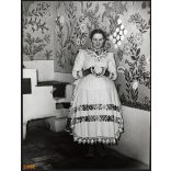 Nagyobb méret, Szendrő István fotóművészeti alkotása. Kalocsai népviseletben, falfestmény, Kalocsa, Bács-Kiskun megye, 1930-as évek. Eredeti, pecséttel jelzett fotó, papírkép, Agfa Brovira papíron. De