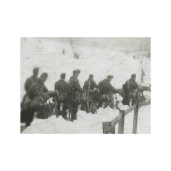 Magyar kerékpáros katonai alakulat a havas Kárpátokban, Kárpátalja, Verecke, 2. világháború, jármű, egyenruha, 1944, 1940-es évek, Eredeti fotó, papírkép.