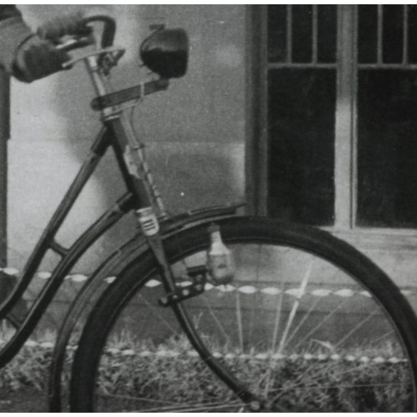 Csinos hölgy  Csepel női kerékpárral, bicikli, jármű, közlekedés, 1940-es évek, Eredeti fotó, papírkép. 