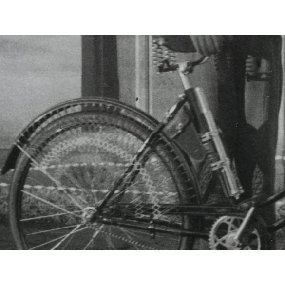 Csinos hölgy  Csepel női kerékpárral, bicikli, jármű, közlekedés, 1940-es évek, Eredeti fotó, papírkép. 