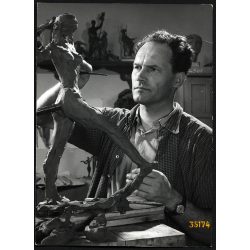   Somogyi József szobrászművész munka közben. Művészet, műterem, híresség, portré, foglalkozás, 1950-es évek, Eredeti fotó, papírkép.  