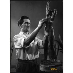   Kiss István szobrászművész munka közben. Művészet, műterem, híresség, portré, foglalkozás, 1950-es évek, Eredeti fotó, papírkép.  