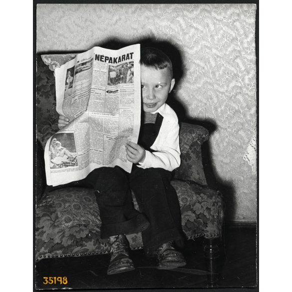 Katkó István fotója, kisfiú a Népakarat című napilappal, sajtótörténet, újság, szocializmus, média, 1960-as évek, Eredeti fotó, papírkép.   