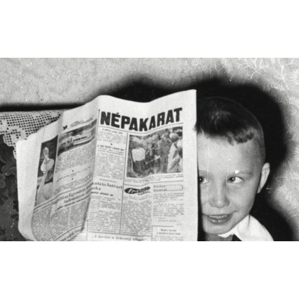 Katkó István fotója, kisfiú a Népakarat című napilappal, sajtótörténet, újság, szocializmus, média, 1960-as évek, Eredeti fotó, papírkép.   